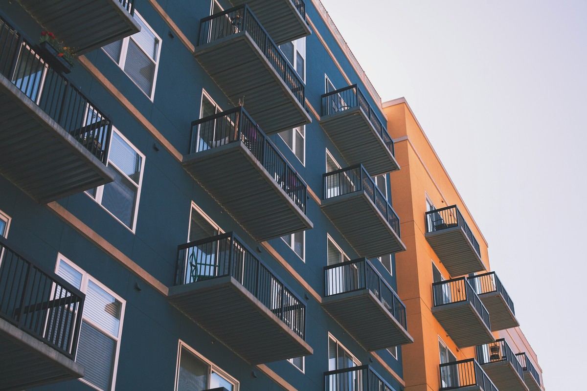 Photo d'un parc de logements sociaux neufs, prise en périphérie lyonnaise